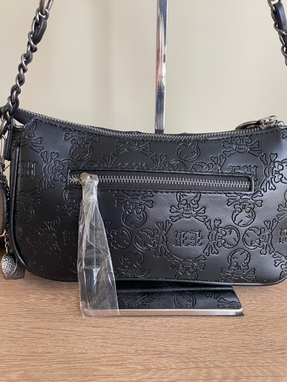 ED HARDY BLACK EMBOSSED SKULL BAGUETTE BAG with Rhinestone Studs and Bag Charm - Picture 5 of 13